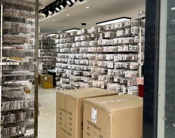 东海穿戴甲一条街上的店铺。（图/时代周报王晨婷 摄）