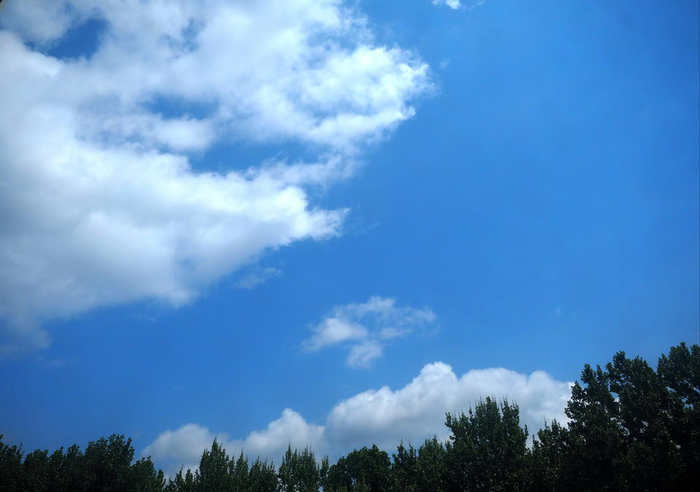 清晨一场雷雨过后,泉城天空云团美丽壮观