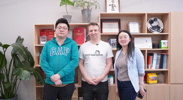 （《AGI 技术 50 人》编辑与Daniel在小米办公室的合照）