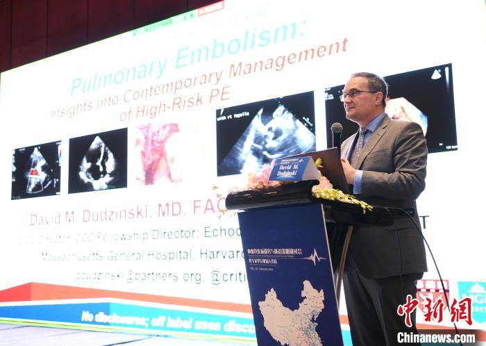 美国专家做学术报告.