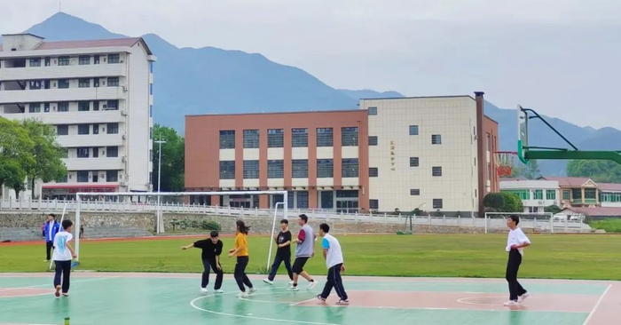 浏阳市第十一中学操场被阳光晕染就连跑道也被照耀得鲜艳它们在静静