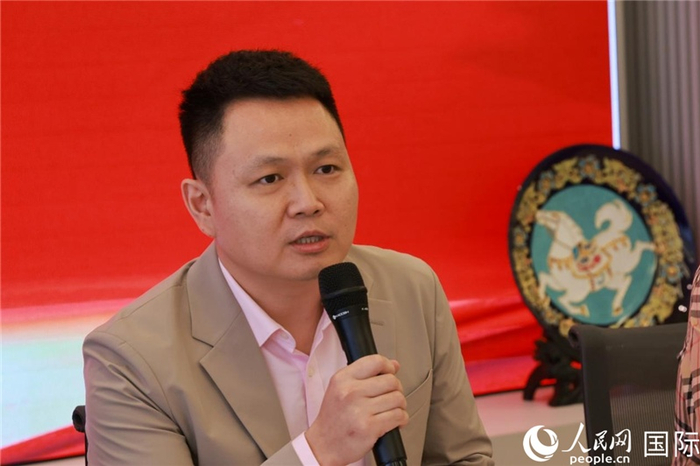 人民网记者 陈海琪摄张小春对代表团的到访表示热烈欢迎,并回顾了历年