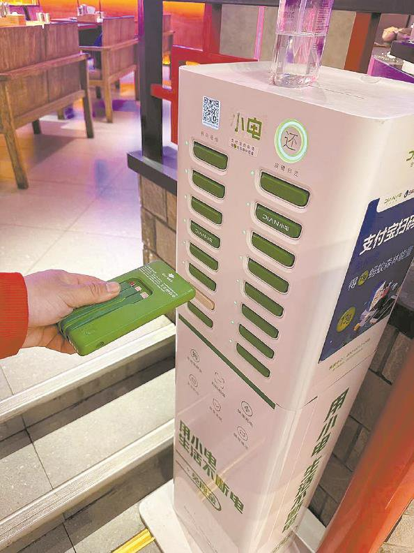             找遍周边角角落落，消费者最后才在一家烤肉店门口顺利归还充电宝  本版摄影  记者  徐驰  李晓明          