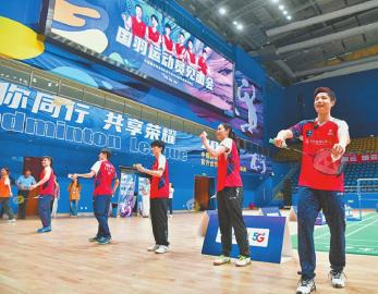 羽毛球运动员与球迷互动。