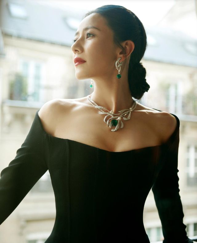 被高圆圆的上班图惊艳!穿紧身露肩连衣裙变"水蜜桃",性感又迷人