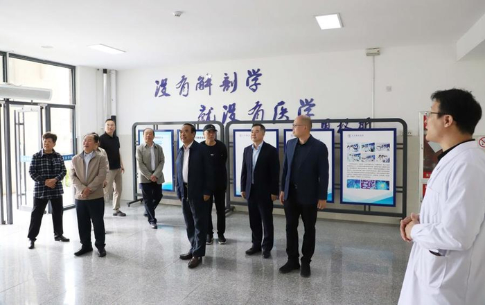 会后,毛有高一行先后到图书馆,护理学院,基础医学院,体育馆,学生活动