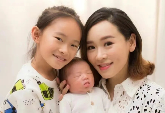45岁港姐杨思琦近况曝光!因三角恋形象尽毁,如今靠直播卖艺赚钱