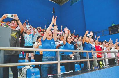 活动现场，球迷们近距离感受羽毛球的魅力。