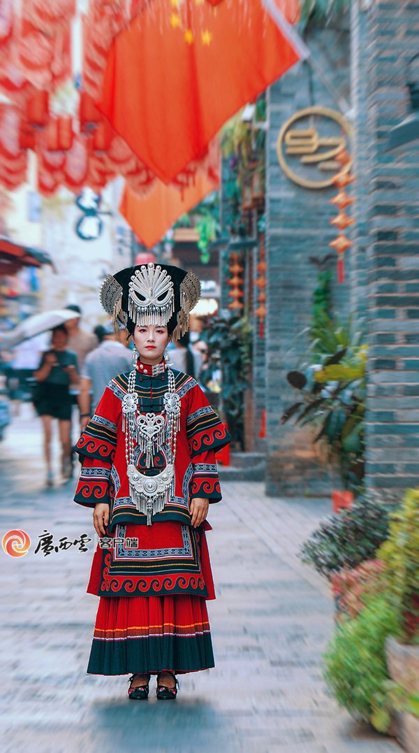 华服当潮丨绚丽多姿!彝族百变美衣自带"调色盘"|彝族|服饰|那坡_新浪