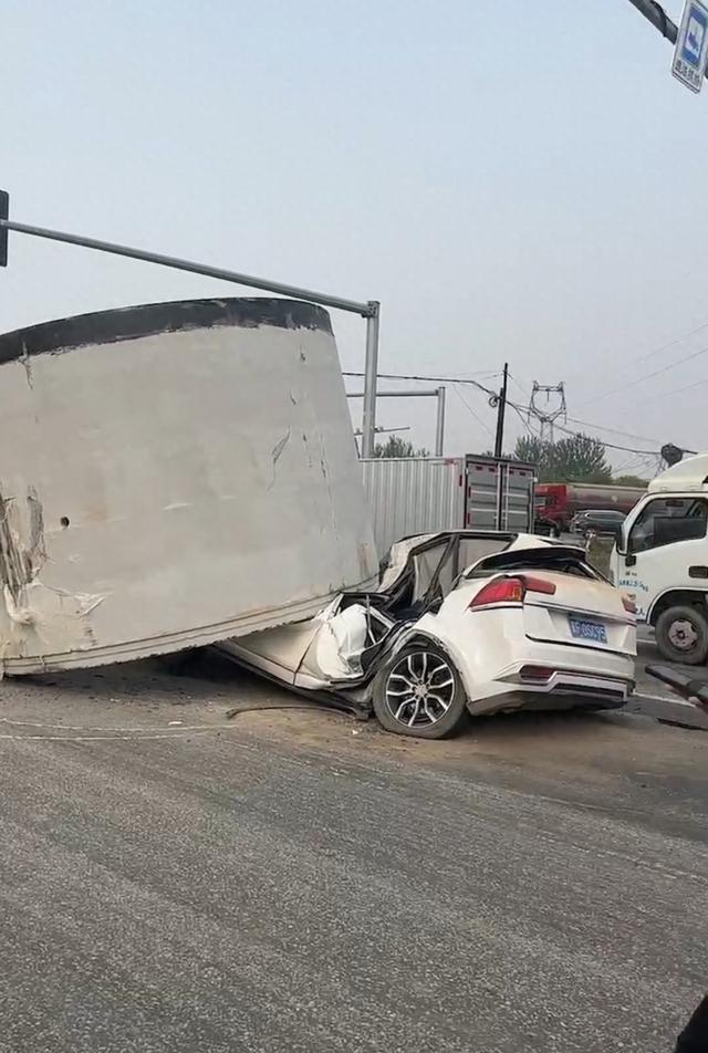 巨大的水泥构造物将汽车压扁。（网传视频截图）