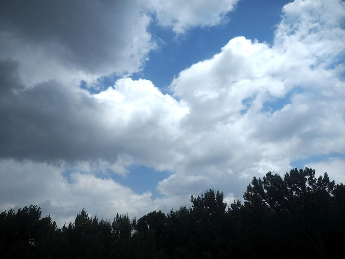 清晨一场雷雨过后,泉城天空云团美丽壮观