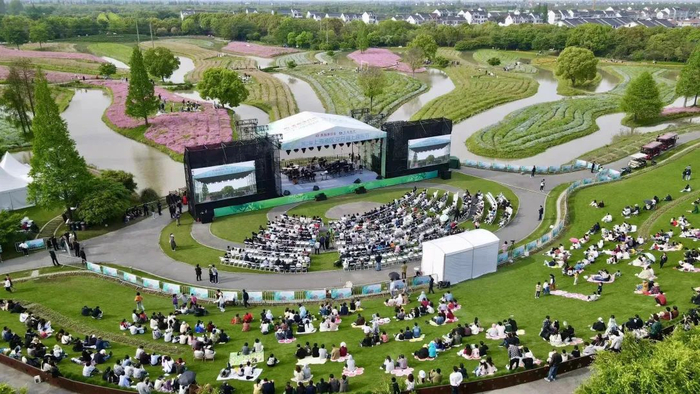 音乐节大舞台设在花开海上生态园的“花之舞”区域