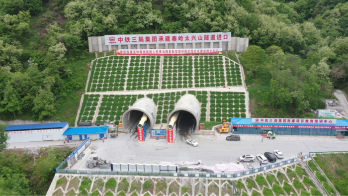 西康高铁秦岭太兴山隧道进口顺利贯通