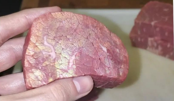 生肉切片也可能出现彩色反光。LacToastlnToddlerAnt/reddit