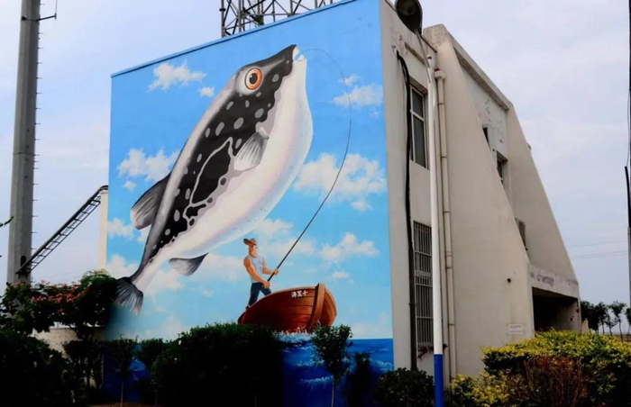 十里海河豚小镇里，到处都是河豚的元素