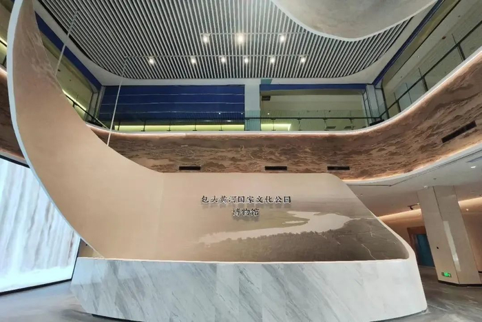 文化公园博物馆照壁雕刻着乔家商业发展史每个门头刻着一个历史故事雕