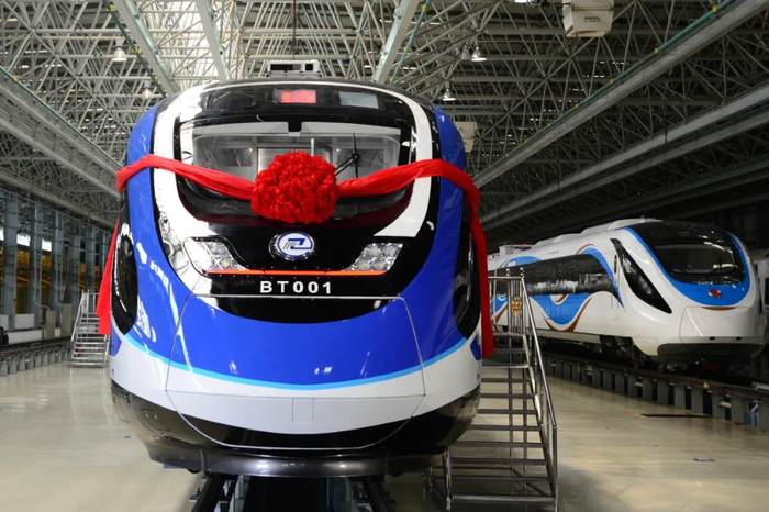 科技感;蓝色系涂装方案,大气沉稳,取自重庆独有的两江交汇寓意,前照灯