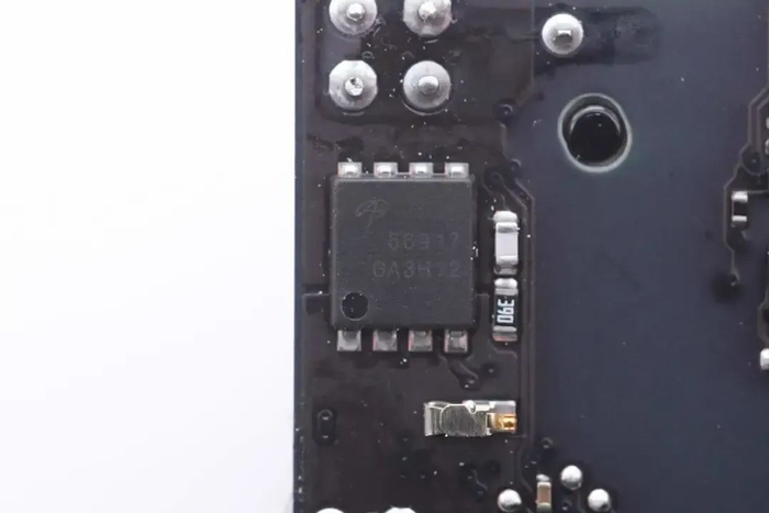 9mΩ,采用dfn5*6封装.