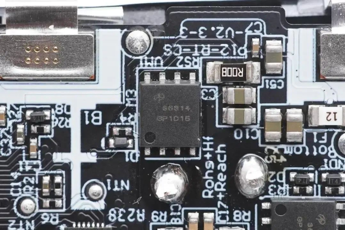 4mΩ,采用dfn5*6封装.