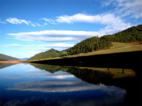 国家aaa级旅游景区,位于兰坪县拉井镇,营盘镇和兔峨乡交界的雪盘山脉