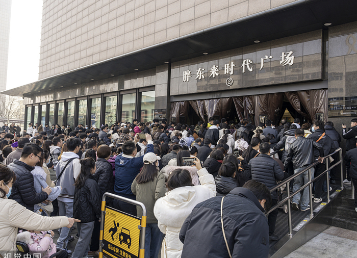 2023年3月，胖东来门店外的排队的顾客。（图片来源：视觉中国）
