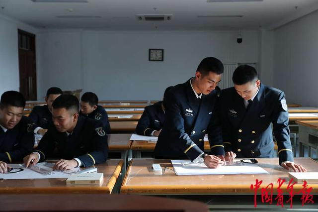 4月22日，山东青岛海军潜艇学院，学员在海图作业室进行舰艇机动绘算作业。中青报·中青网记者 孔斯琪/摄