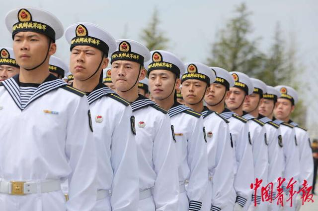 4月21日，山东青岛海军潜艇学院，学员们在进行队列展示。中青报·中青网记者 孔斯琪/摄