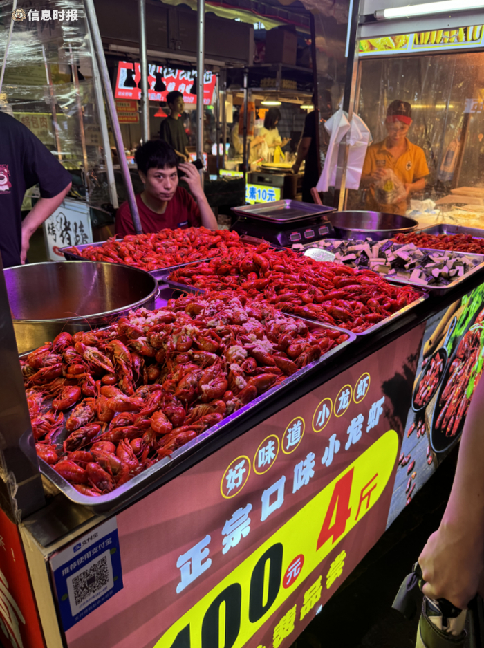 夜市上的小龙虾摊位。信息时报记者 陈冰倩摄