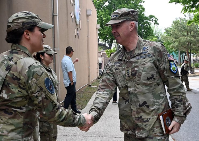 史蒂芬·怀廷（右）21日至22日访问韩国，图自美太空司令部网站