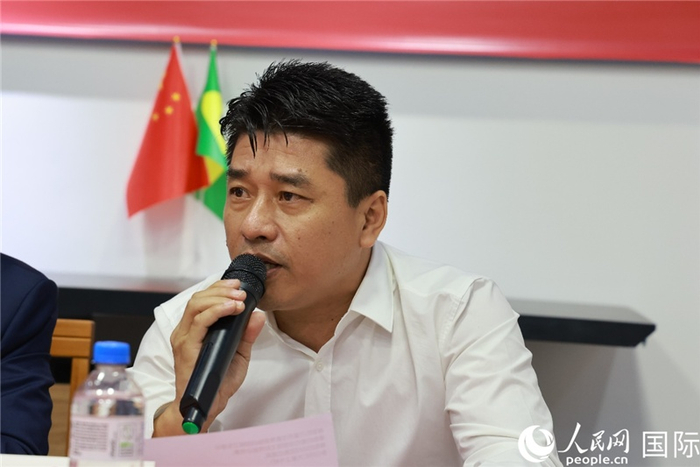 记者 陈海琪摄座谈会上,郑侠茂与兰溪市招商服务中心党组副书记胡鑫亮