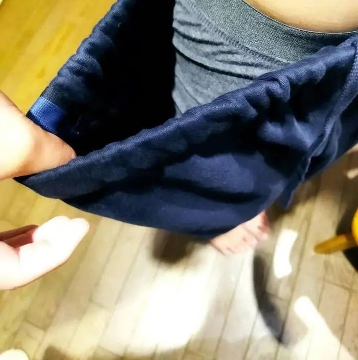 社交媒体上，妈妈发图感叹，要么腰身太大，要么裤长不够，给初中男生买裤子好难