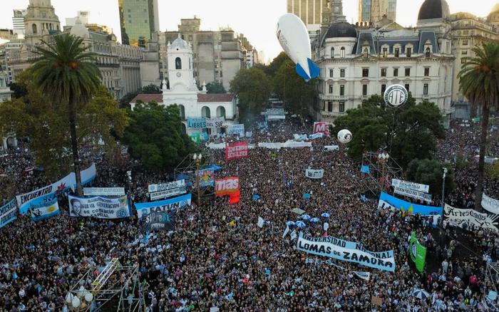 当地时间2024年4月23日，阿根廷布宜诺斯艾利斯，高校师生及民众举行大规模游行示威，抗议政府大幅削减公立高校经费。图/IC photo