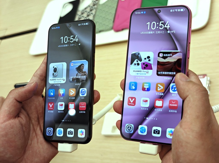 2024年4月20日，湖北武汉，众多市民在华为智能生活馆里体验、购买预定华为Pura70系列手机。 IC 图