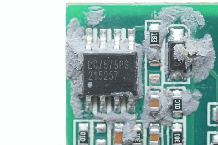 用于为主控芯片稳压供电的三极管型号tip31