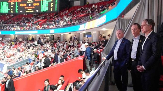 美国国务卿布林肯访问上海期间现场观看CBA篮球赛