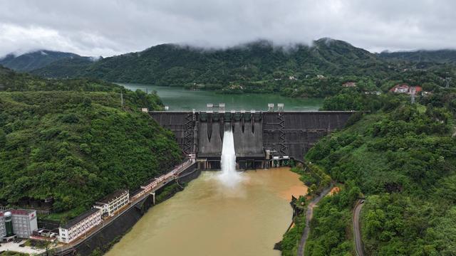 广东省第二大人工湖枫树坝水库开闸泄洪