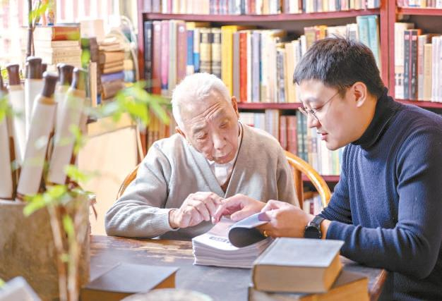 读者在正阳书局读书。 潘之望摄