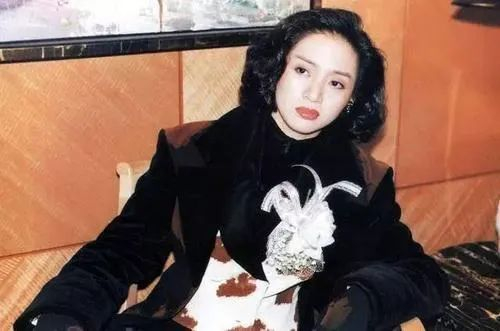 1985年,近藤真彦到香港开演唱会,在酒会上邂逅了梅艳芳.