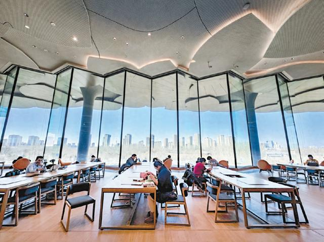 读者在北京城市图书馆享受阅读时光 乔健摄