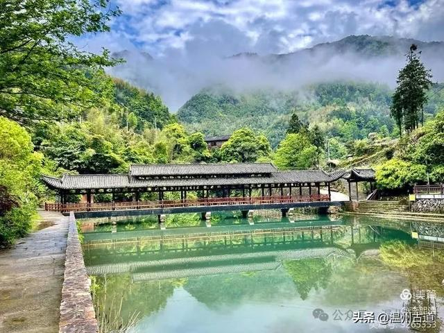 绿水清澈,游鱼细石历历在目;翠竹修长,蓝天白云抚触远山黛树;水的呢喃