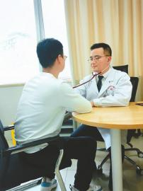 　　中山大学医学博士梅波被引进到达州市中心医院工作，任职院长助理和大外科主任。　　受访者供图