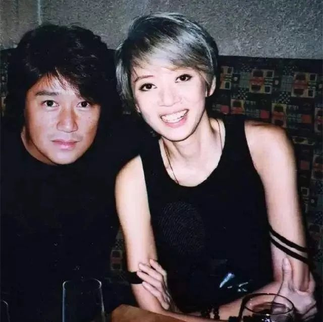 她在人生的告别演唱会上,穿上了梦想了一辈子的婚纱,唱了近藤真彦的