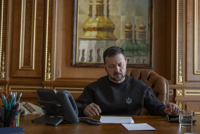当地时间2024年4月22日，乌克兰基辅，乌克兰总统泽连斯基与美国总统拜登通电话。图/IC photo