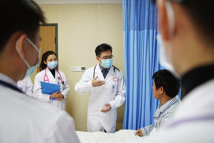     刘杰在病房与患者认真交流。 （医院供图）