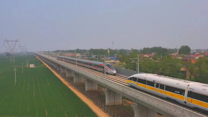 图为新型复兴号高速综合检测列车在郑渝高铁巴东至万州段进行试验。 国铁集团供图