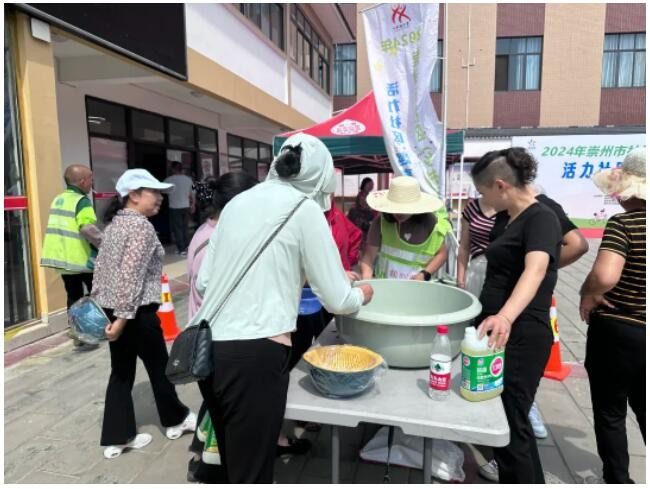 交流,团结"为原则,以趣味运动方式设计了一圈到底,挑担子,推鸡公车