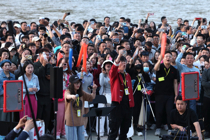 2024年4月25日，兰州，夜幕降临，大批青年人、游客等齐聚兰州黄河岸边进行大合唱。