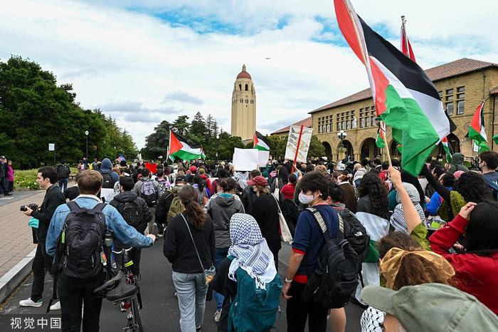 当地时间4月25日，美国加州，斯坦福大学学生和亲巴勒斯坦抗议者举行集会  图源：视觉中国