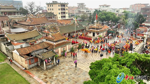 两岸信俗一脉相传 民俗踩街盛况空前 安海龙山寺获颁"