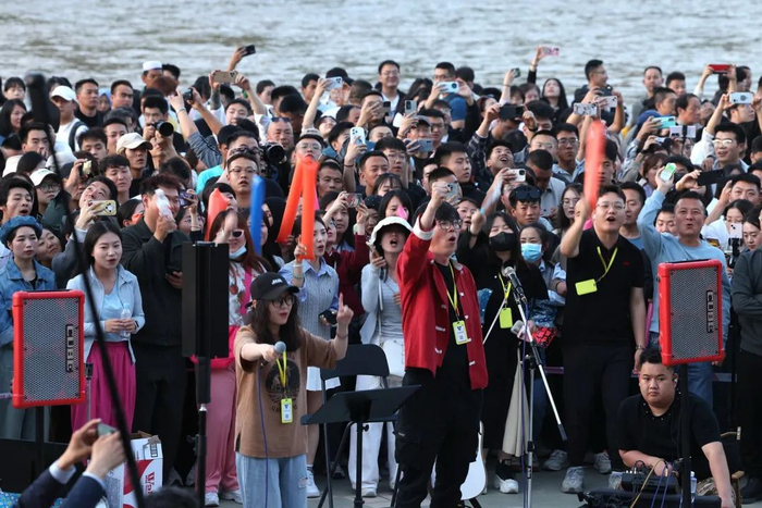 2024年4月25日，兰州，夜幕降临，大批青年人、游客等齐聚兰州黄河岸边进行大合唱。